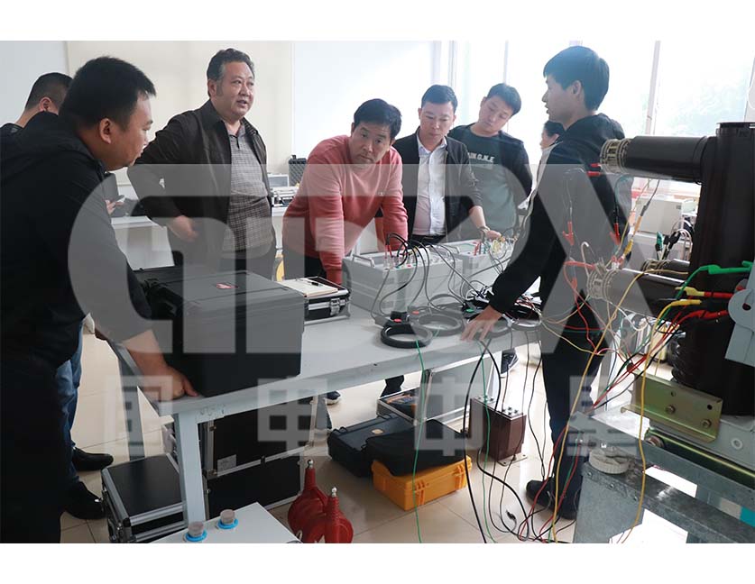 河南客戶聆聽國電中星技術(shù)人員講解 河南客戶聆聽國電中星技術(shù)人員講解