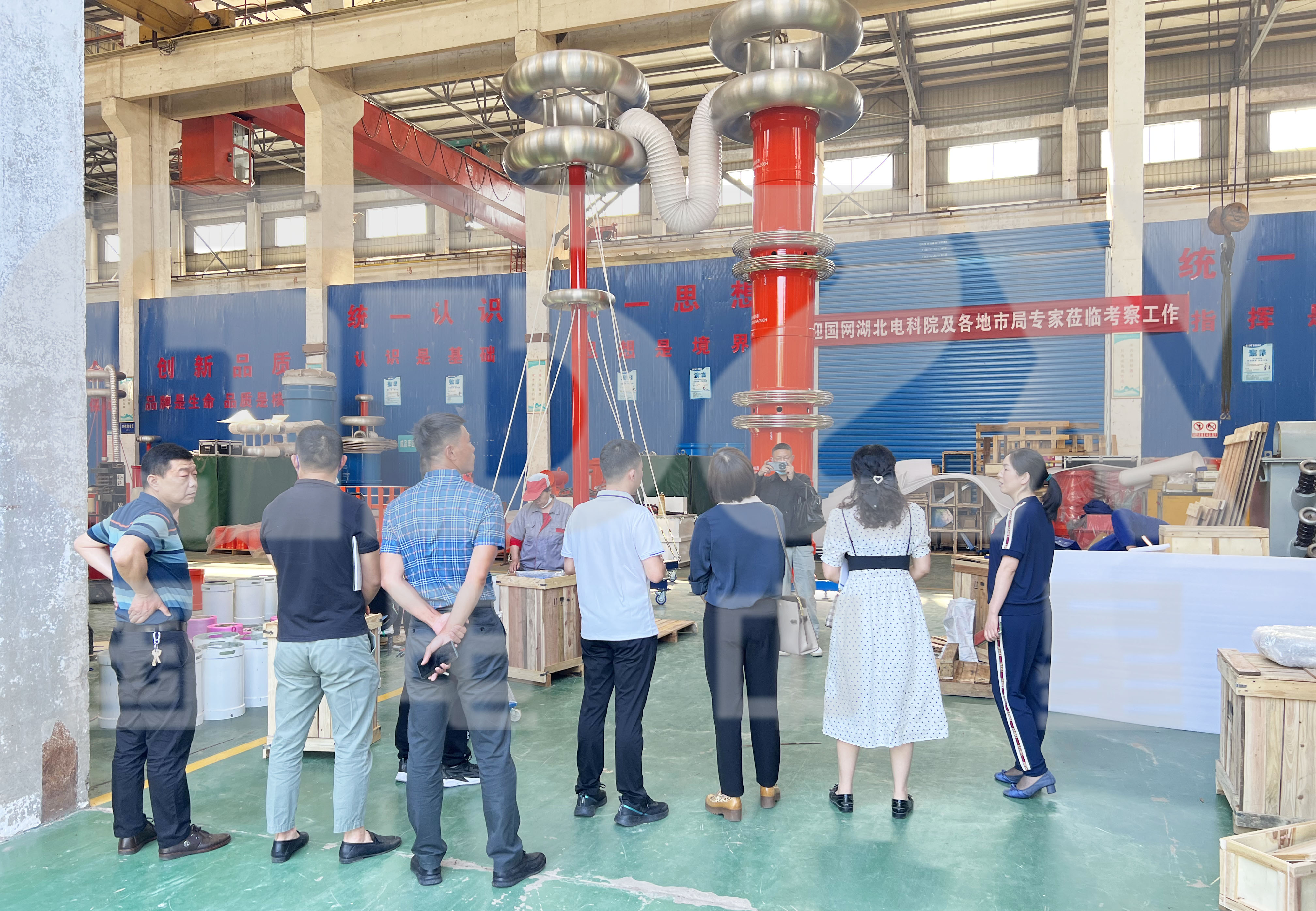 參觀大型生產(chǎn)車間.jpg 參觀大型生產(chǎn)車間.jpg