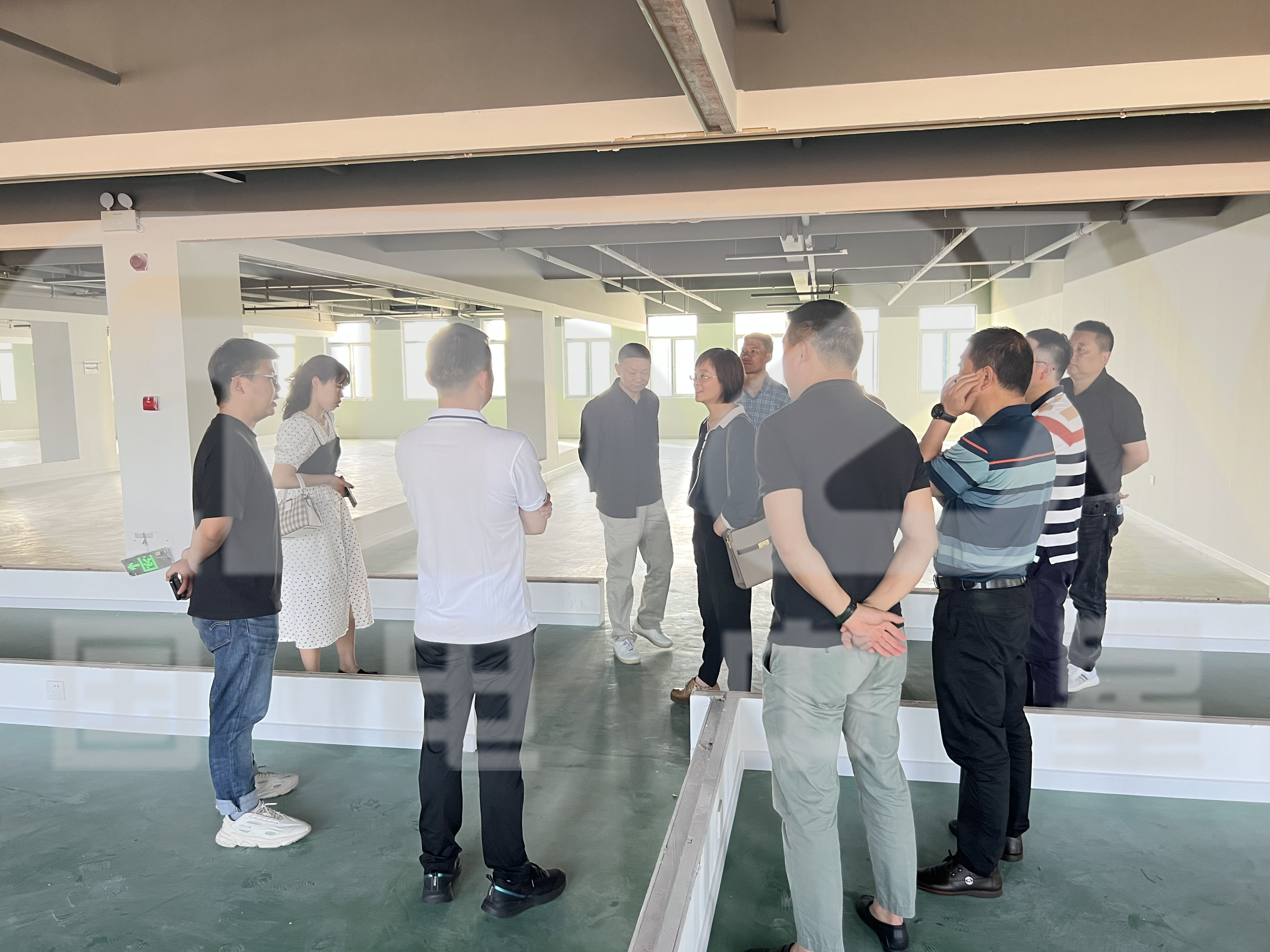 參過(guò)即將入駐的新辦公大樓內(nèi)景.jpg 參過(guò)即將入駐的新辦公大樓內(nèi)景.jpg